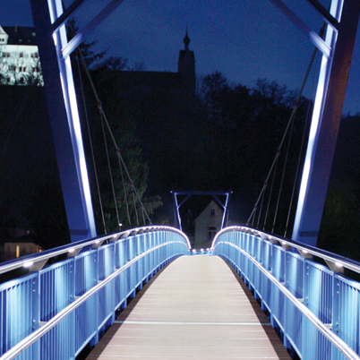 Beleuchtete Brücke bei Nacht – Symbol für Verbindung und Langlebigkeit